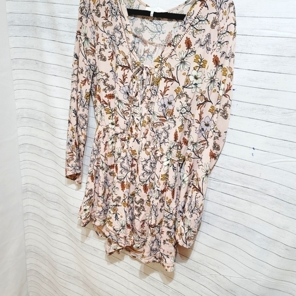ASTR THE LABEL PINK FLORAL LONG SLEEVE ROMPER, SZ LARGE, ORG SOLD on REVOLVE - Picture 3 of 13